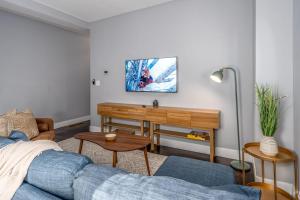 Prime Walnut Hills, 5min to UC, Lux King Beds, Sleep 6ppl, Smart TVs