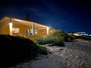 La Casa Amarilla Frente al Mar