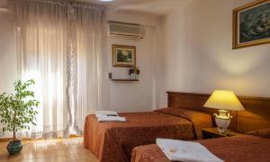 Zweibettzimmer mit Gartenblick