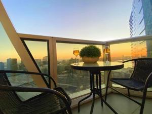 CBD 2B2B Apt w Parking w Harbor View w Pool