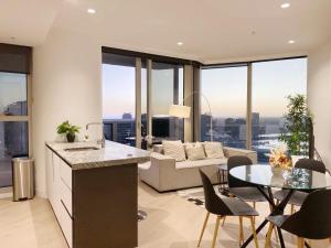 CBD 2B2B Apt w Parking w Harbor View w Pool