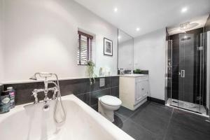 Elegant 3BR Mews House with Parking in Westminster