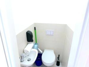 Prime Stay - Modern 2 Bedroom Family Apartment with Balcony