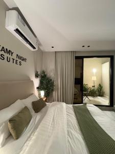 استديو فندقي بجلسه وحديقة خارجيه