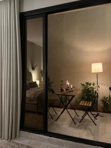 استديو فندقي بجلسه وحديقة خارجيه