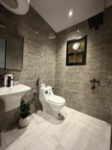 استديو فندقي بجلسه وحديقة خارجيه