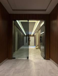 استديو فندقي بجلسه وحديقة خارجيه