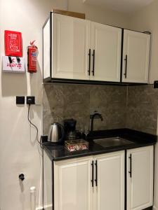 استديو فندقي بجلسه وحديقة خارجيه