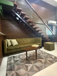 Modern Loft in Newport City - 2BR and 2BA