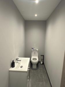 Spacious 4BR Apartment 7 Beds Near Station