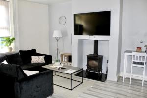 4 bedroom home with games room - sleeps 8 Perfect for families, groups and contractors