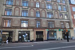 Rooms in quiet Black Courtyard Apartment