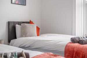 Contractors! Free parking, Wifi, 6 BDR, 10 Beds!