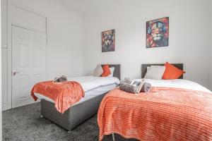 Contractors! Free parking, Wifi, 6 BDR, 10 Beds!