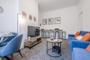 Contractors! Free parking, Wifi, 6 BDR, 10 Beds!