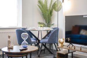 Contractors! Free parking, Wifi, 6 BDR, 10 Beds!