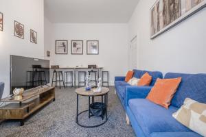 Contractors! Free parking, Wifi, 6 BDR, 10 Beds!