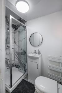 Contractors! Free parking, Wifi, 6 BDR, 10 Beds!