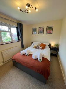 Cosy Contractor House with Garden & Parking!