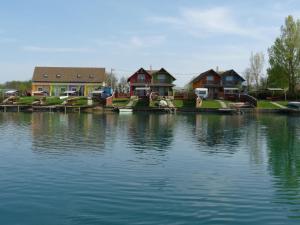 Kis vízparti házikó