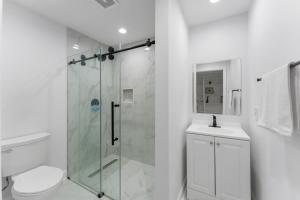 1734 Comfort Stay, 2 Bedrooms, 2 Bath with Kitchen & Wi-Fi