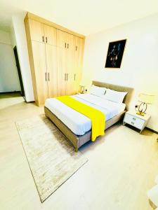 High end spacious four bedrooms apartment