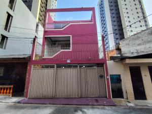 Casa com suítes privativas - Localização no centro, perto de serviços e pontos turísticos