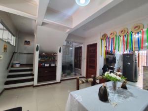 Casa com suítes privativas - Localização no centro, perto de serviços e pontos turísticos