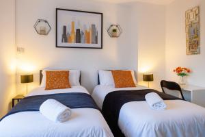 Modern 3BR House - Sleeps 7 - Driveway - Near Centre