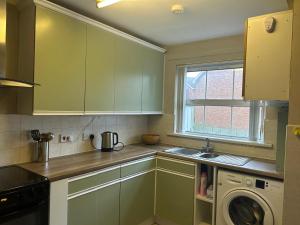 Quiet House on Residential Family Street - Private Drive Close to City Centre & Transport