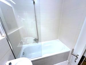 Prime Stay - Modern 3 Bedroom Family Apartment with Parking Included & Garden Access