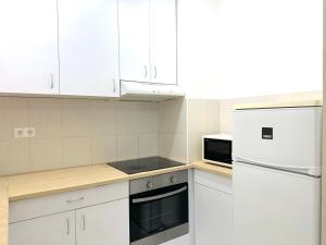 Prime Stay - Modern 3 Bedroom Family Apartment with Parking Included & Garden Access