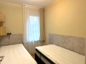 Prime Stay - Modern 3 Bedroom Family Apartment with Parking Included & Garden Access