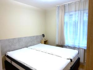 Prime Stay - Modern 3 Bedroom Family Apartment with Parking Included & Garden Access