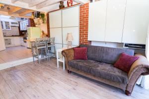 Domek z Netflixem i konsolą PS4, Bezpłatny Parking