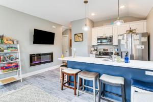 Walk to Dtwn Charlevoix Condo with Fireplace - Hotel 4 stelle a Charlevoix