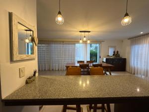 Acantilados mar y pileta