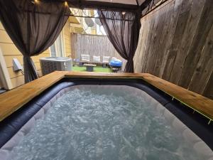 Galleria Comfort 3BR King Bed Private Jacuzzi and Garage