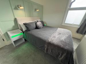 Southend city Escape, SS1, High St and beach are steps away