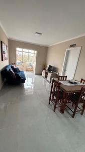 Aconchegante apartamento 2 dormitórios, sendo uma suíte, com piscina