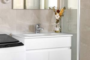 Bright Detached Single Room - Near Top Ryde City Shared Amenities