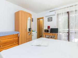 Apartments Manda - Double Room With Terrace A6