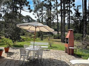 "Charme do Embaixador"- Equipadíssima para 9 pessoas - SAUNA , FORNO PIZZA, PIANO, SKY TV - 5000 m2 de ar puro - Caseiro Mordomia