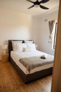 Family-Friendly Escape Walk to Cafés & Creek