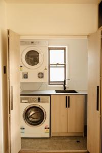 Family-Friendly Escape Walk to Cafés & Creek