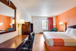Queen Room with Two Queen Beds - Non-Smoking room in Motel 6-White House TN
