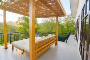 NEW 3 Bed Villa in Kuta with Pool, Terrace & Day Bed