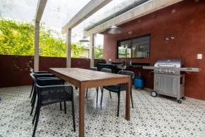 Casa nova em condomínio fechado no coração da Praia da Baleia