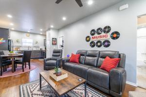 Rock & Roll House, Fiber Internet, ROKU TV, Washer & Dryer, by DT Chickasha & Leg Lamp!