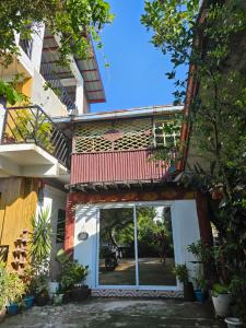 Alonas Traditional Filipino Home near 100 Islands Wharf